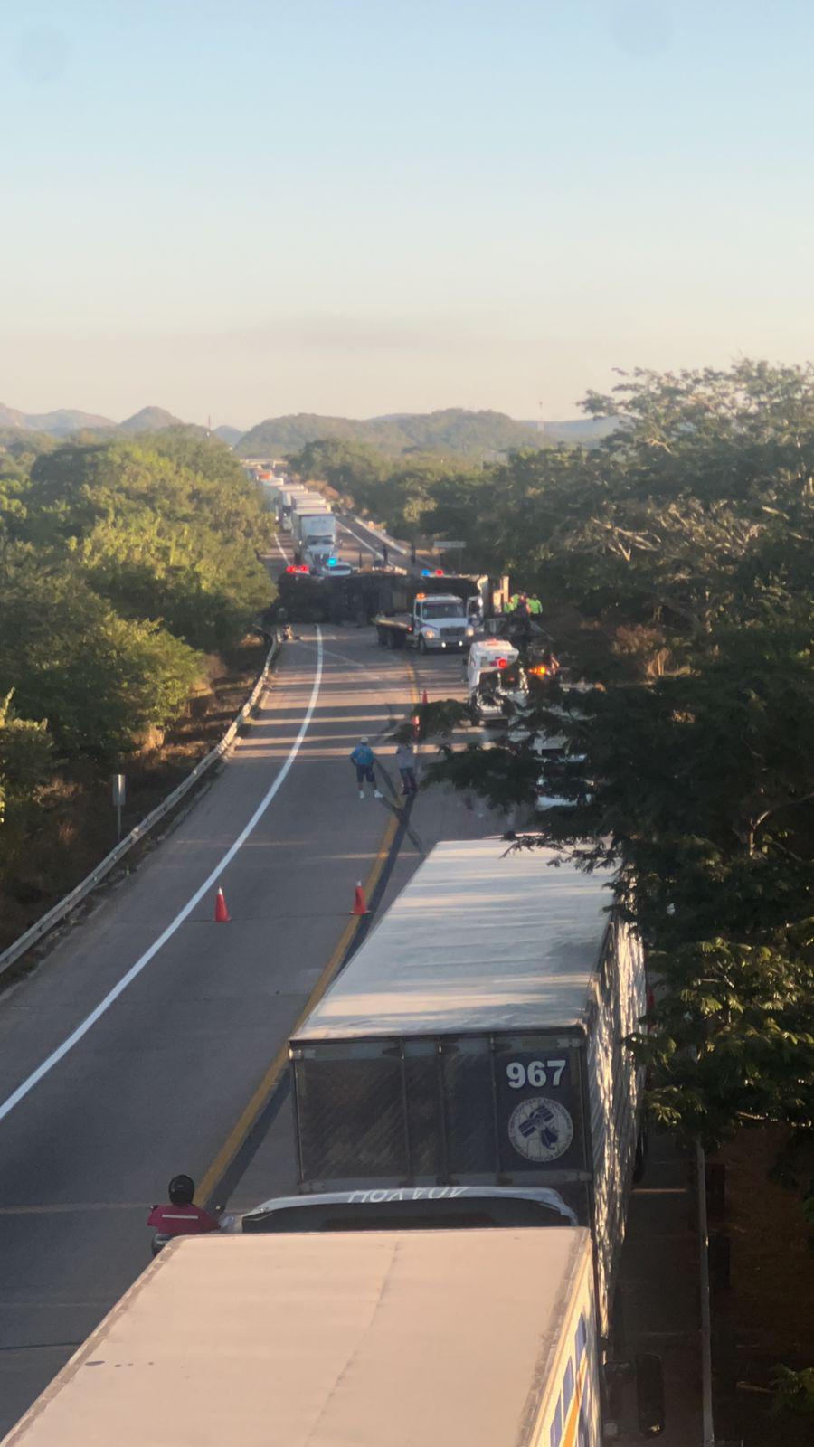 $!Vuelca tráiler cargado de chatarra y obstruye la autopista a la altura de Rosario