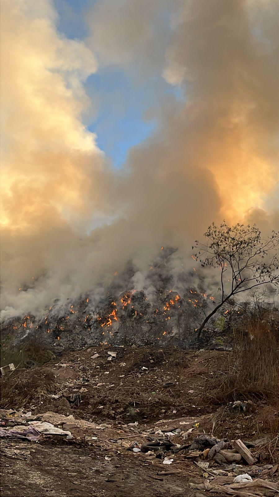 $!Incendio en basurón municipal de Culiacán se extiende desde medianoche