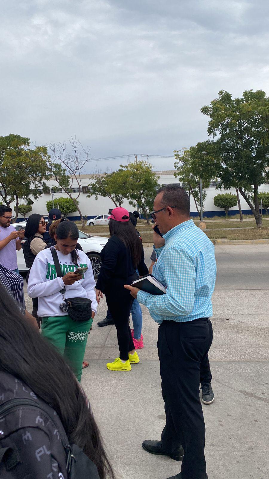 $!Padres de familia bloquean crucero en Mazatlán para denunciar falta de intendente en jardín de niños