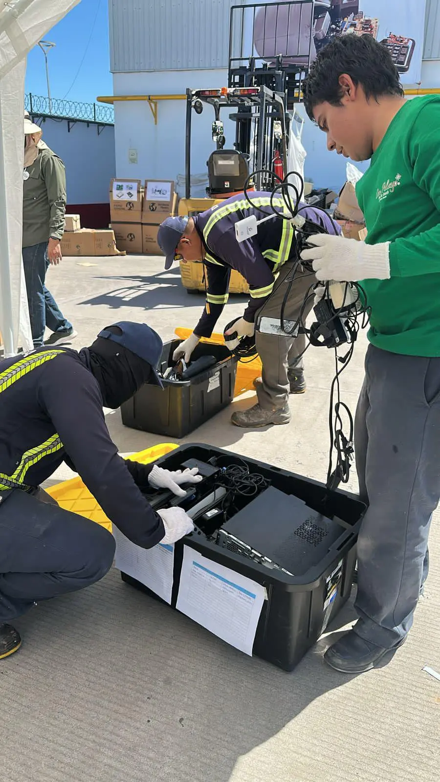 $!Ponen en marcha en Mazatlán el Reciclón Electrónico