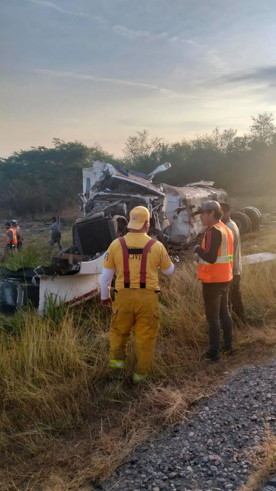 $!Vuelca cisterna en la autopista a la altura de Rosario