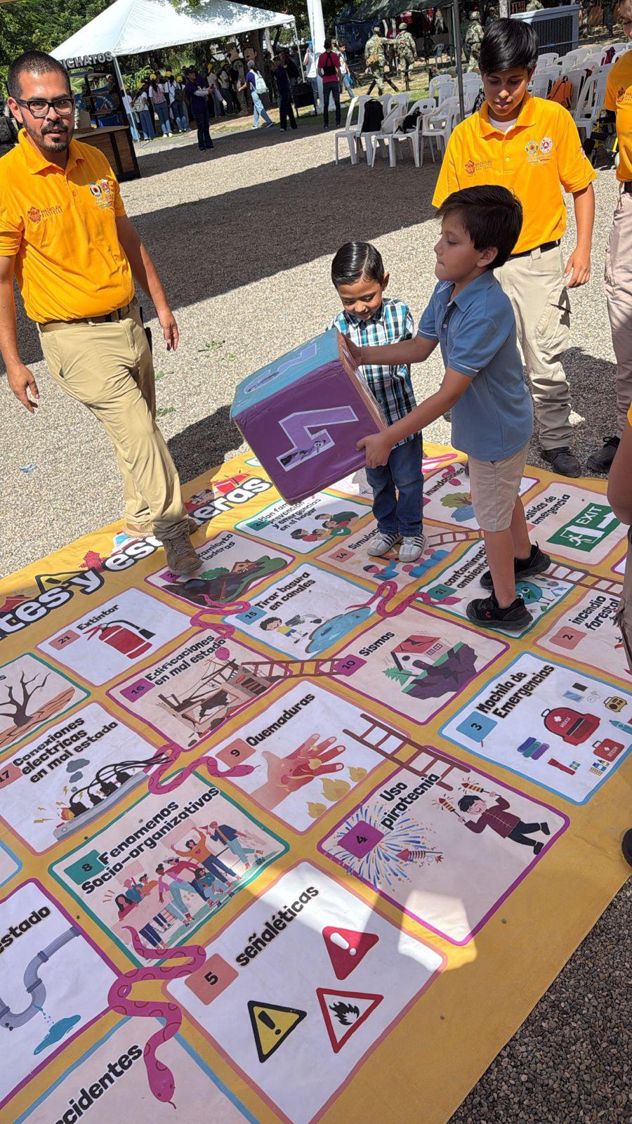 $!Feria de Profesiones de Club Teletón en Mazatlán acerca a niñas y niños a vocaciones