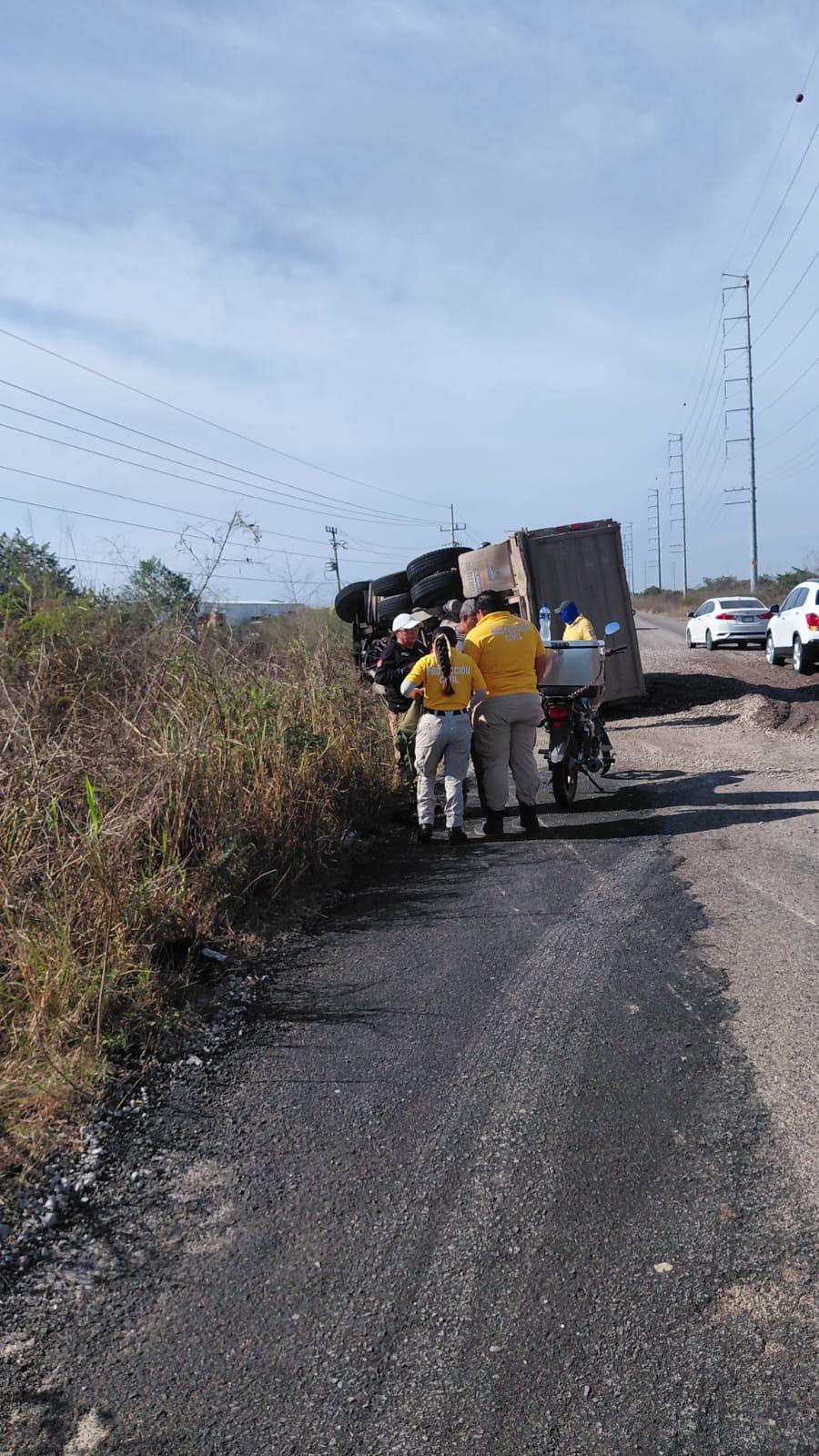 $!Hombre resulta lesionado tras volcadura en carretera Escuinapa-Teacapán