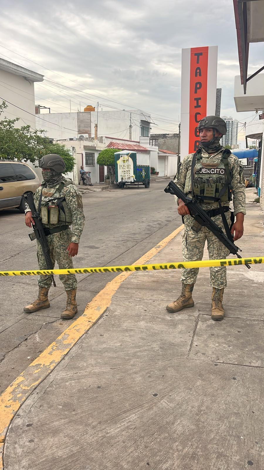 $!Ejército resguarda taller incendiado en la colonia Tierra Blanca; continúan las diligencias