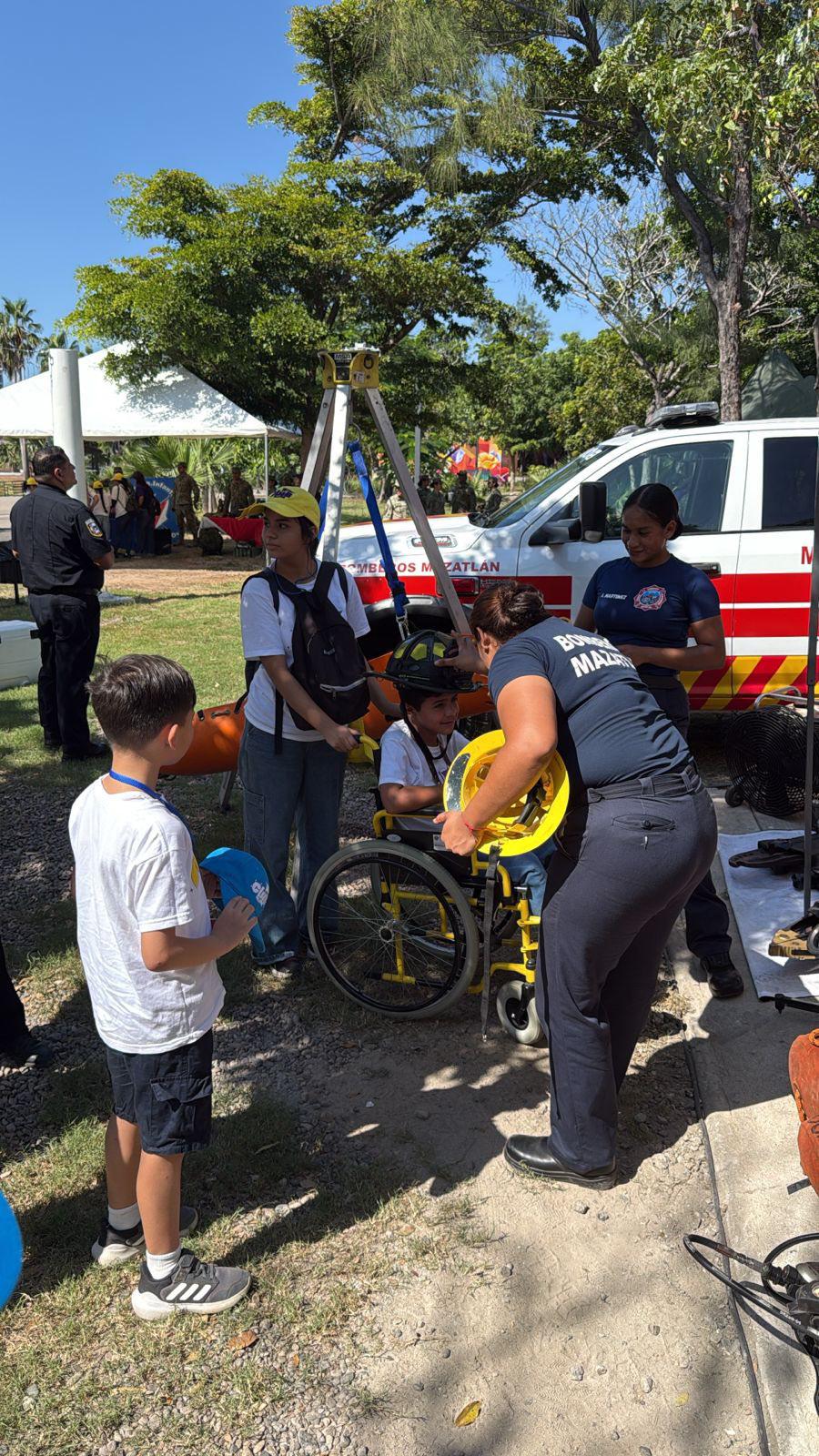 $!Feria de Profesiones de Club Teletón en Mazatlán acerca a niñas y niños a vocaciones