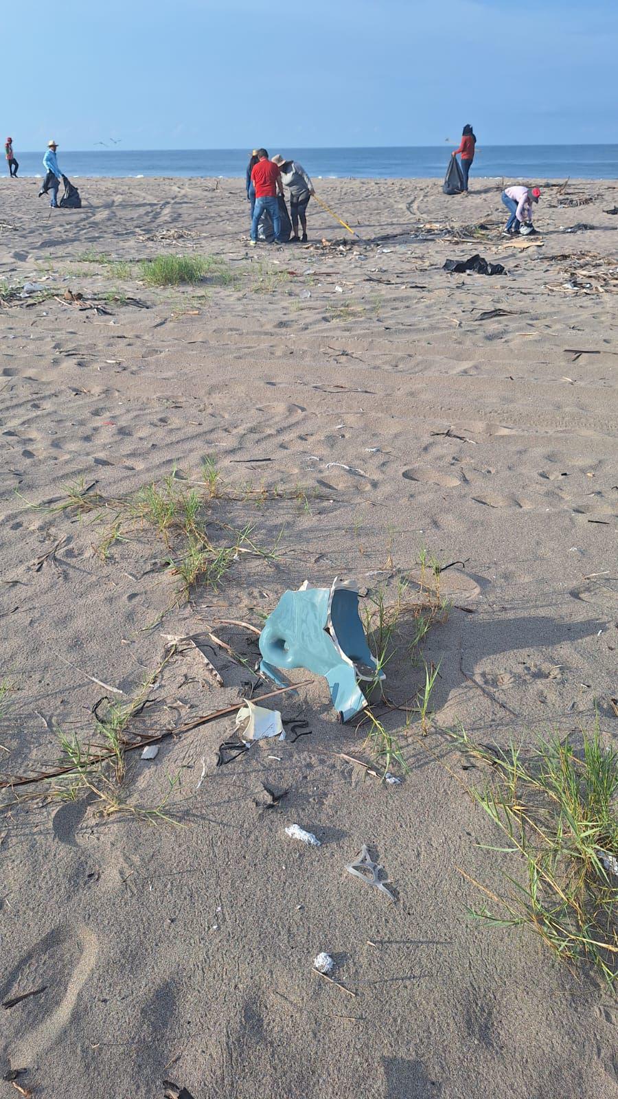 $!Llevan a cabo jornada de limpieza en la playa Las Cabras, en Escuinapa