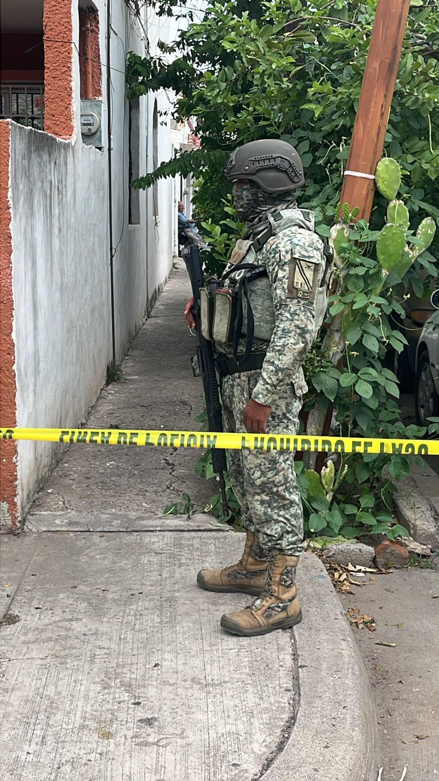 $!Ejército resguarda taller incendiado en la colonia Tierra Blanca; continúan las diligencias