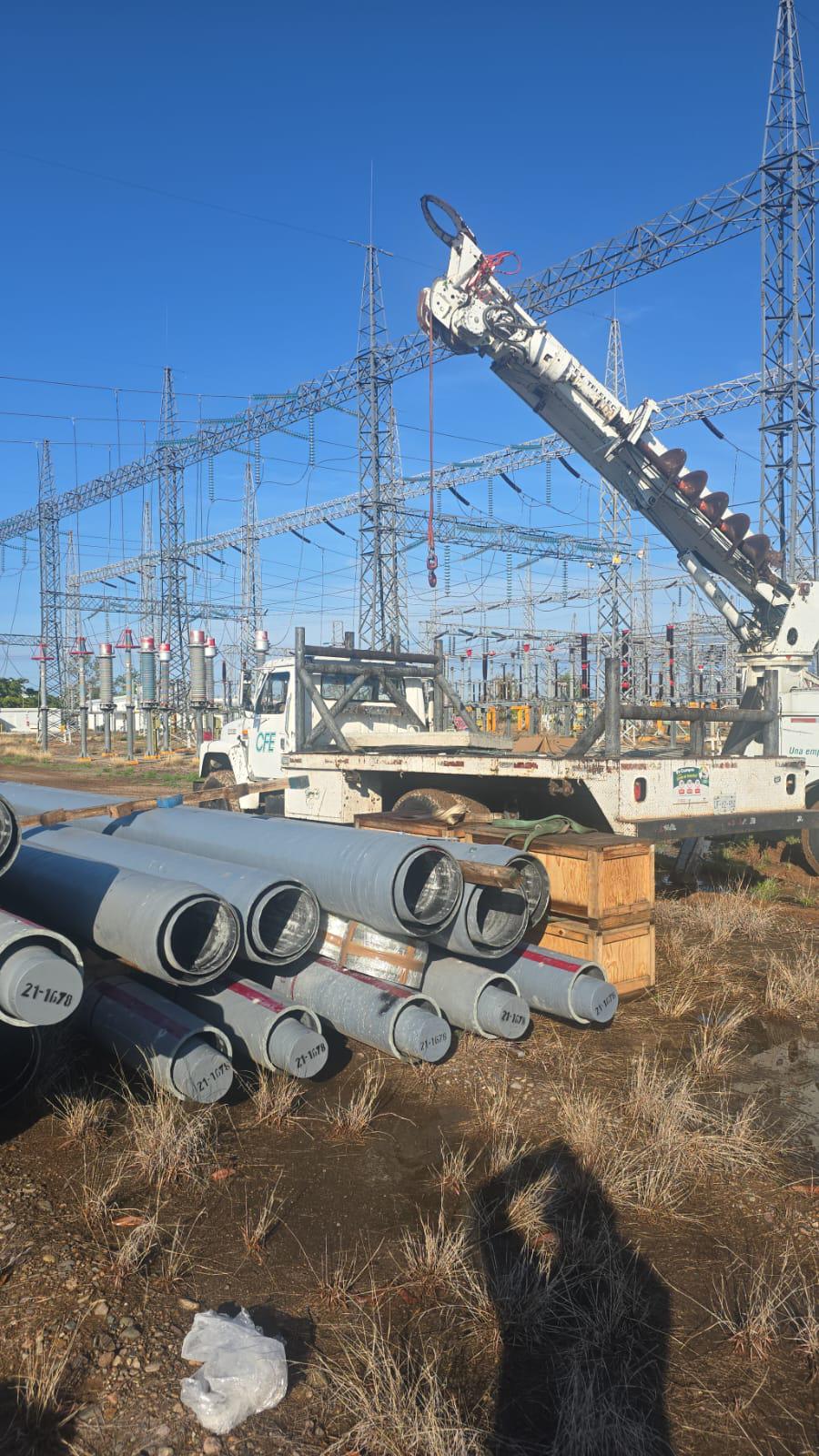 $!Lluvias dañan línea de transmisión; CFE restablece 25% del servicio eléctrico en Navolato