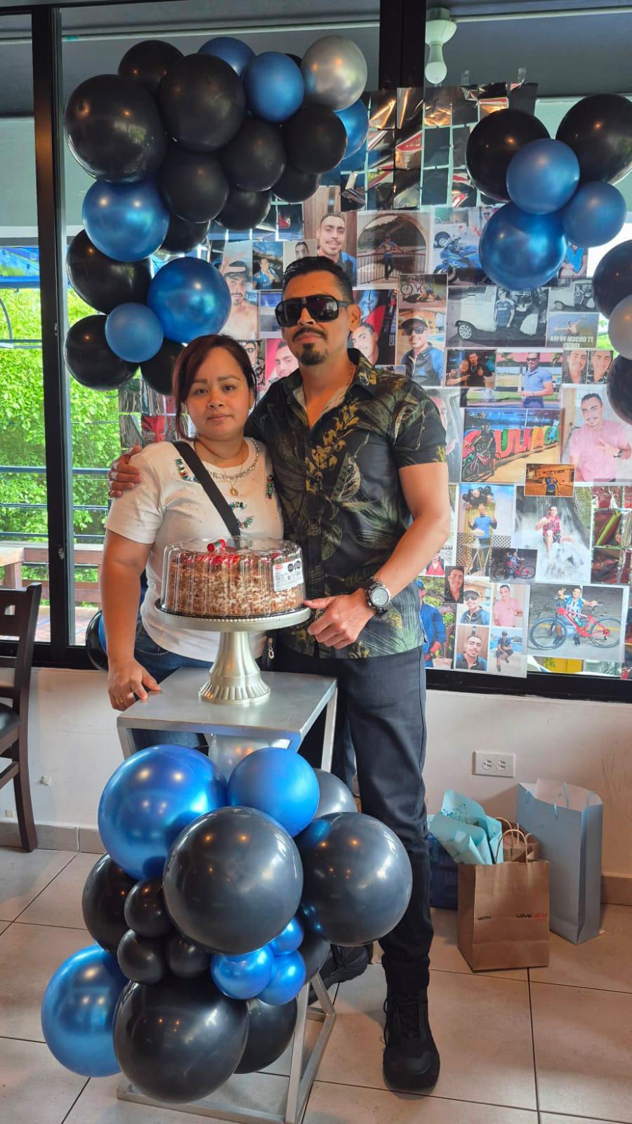 $!El cumpleañero con su sobrina Yarely Valdez.