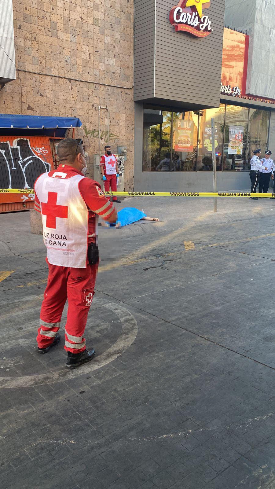 $!Muere mujer al ‘desvanecerse’ en plena calle de Culiacán