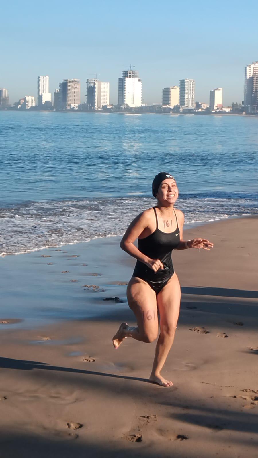 $!Mazatlán vibra con más de 100 nadadores en Playa Norte