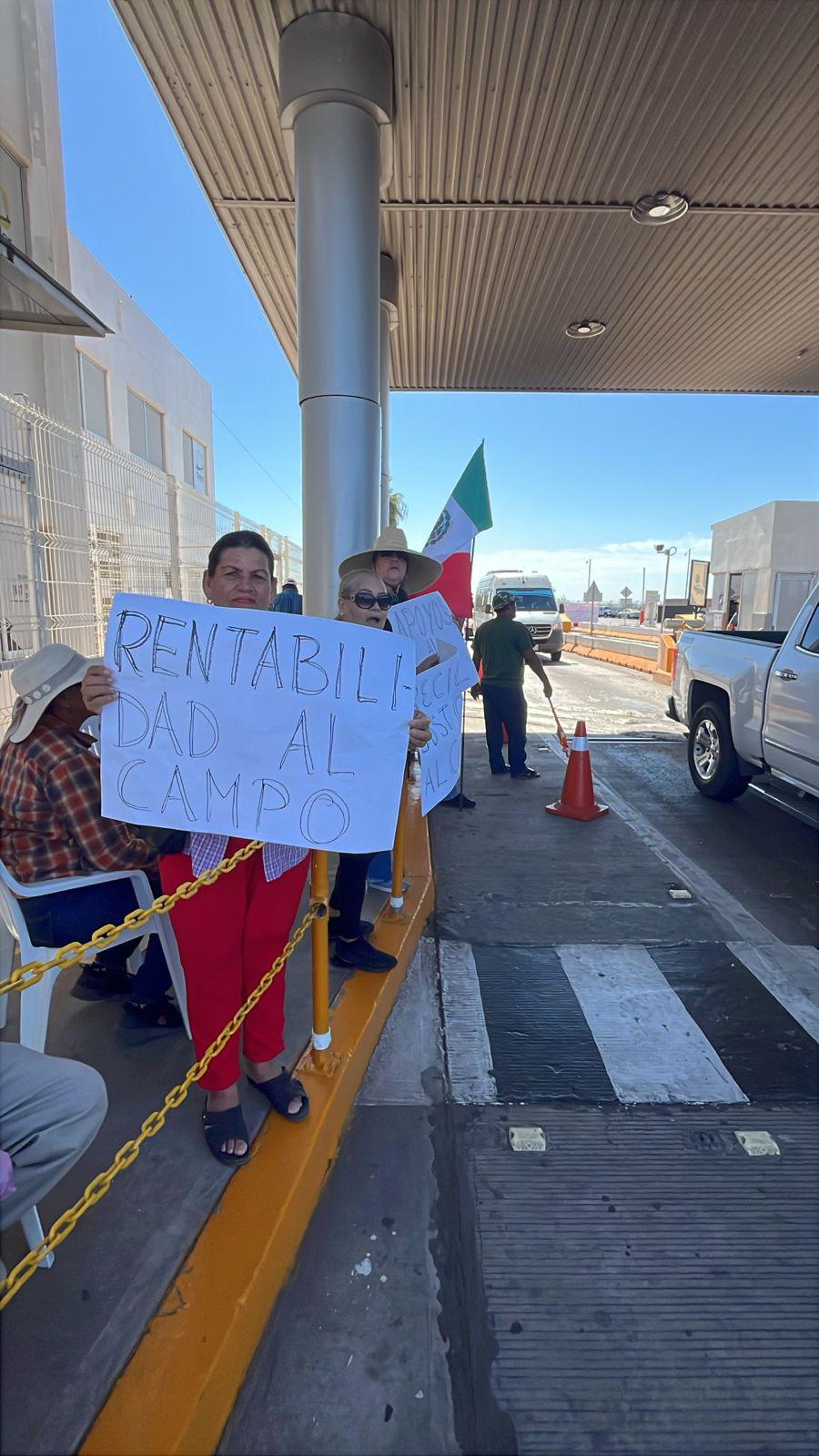 $!Productores toman la caseta de El Pisal, en Culiacán, y dejan pasar vehículos sin cobros, como parte del Paro Nacional