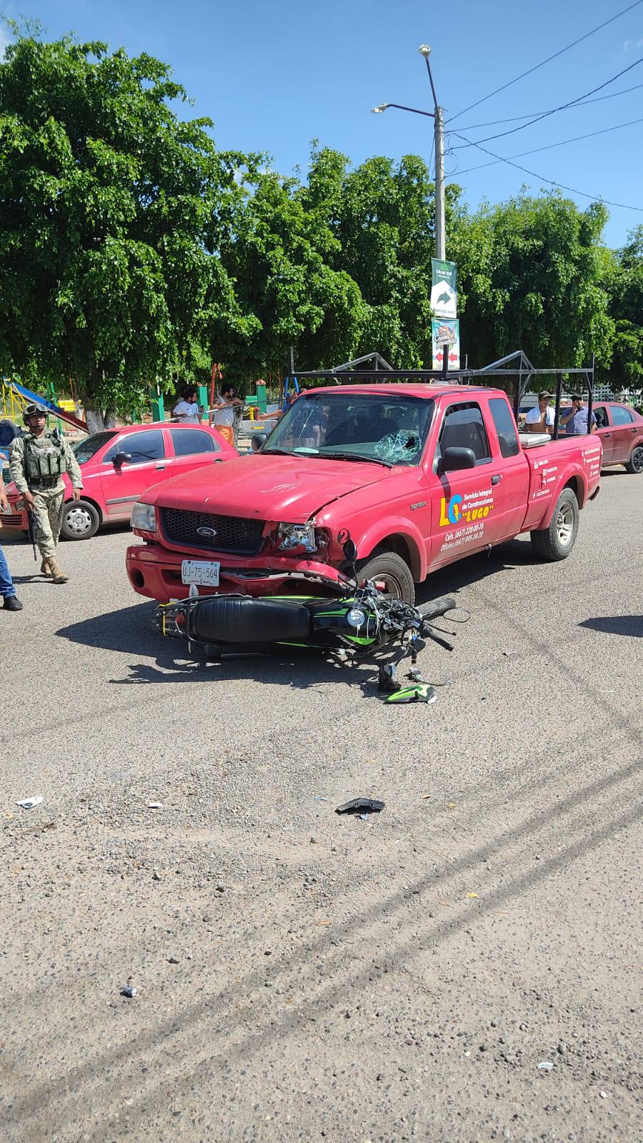 $!Motociclista sufre fractura tras ser arrollado en Prados del Sur, en Culiacán
