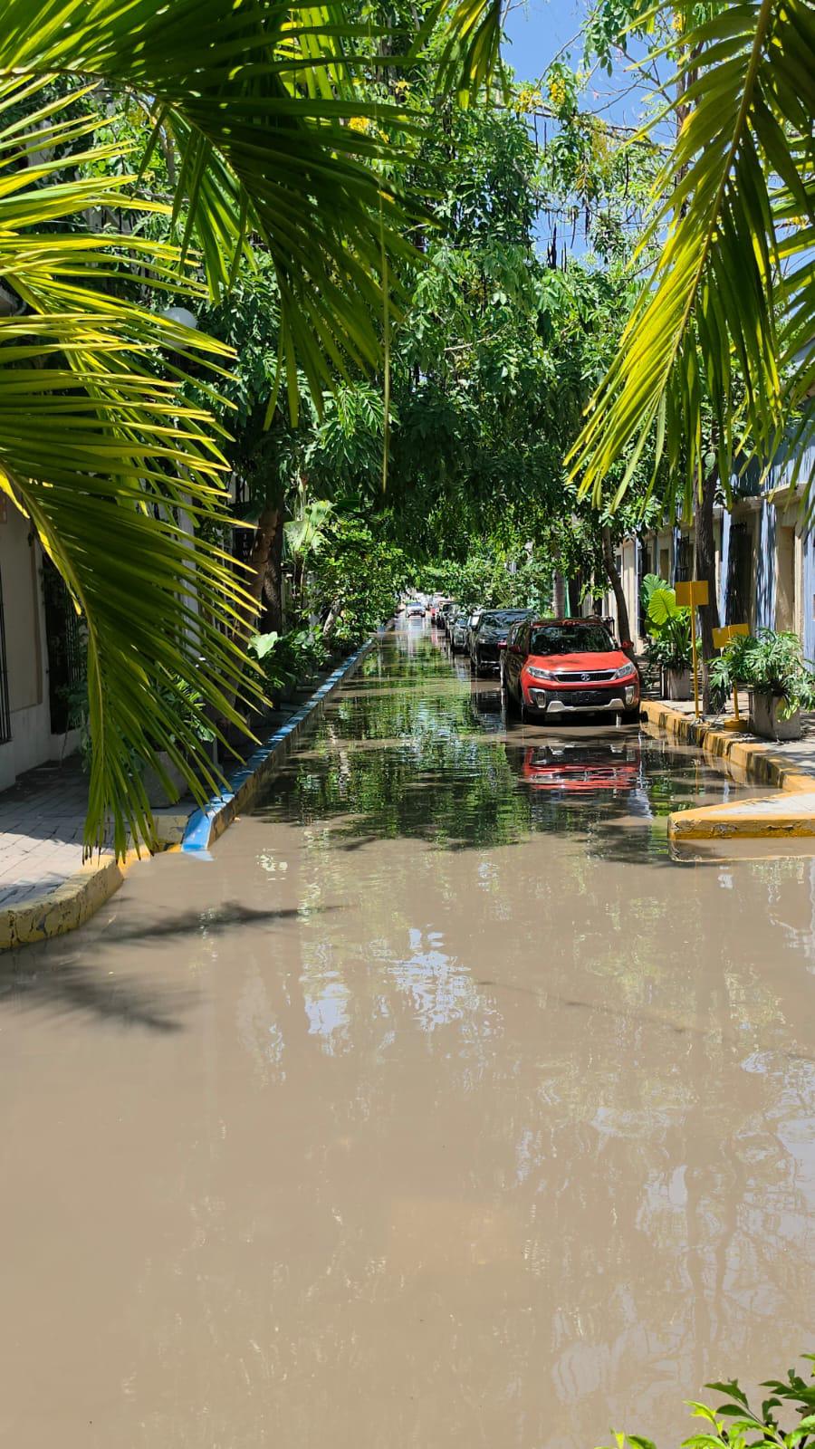$!Una vez más las lluvias exhiben las deficiencias del drenaje en el Centro Histórico de Mazatlán