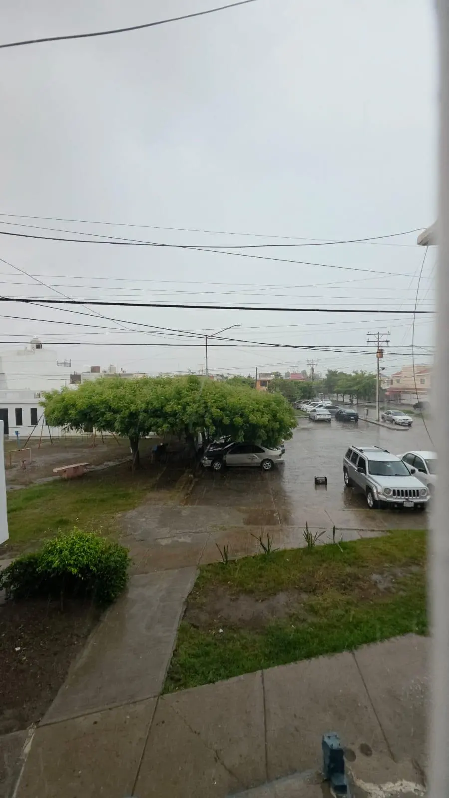$!Se registra fuerte lluvia con actividad eléctrica y apagones en Mazatlán