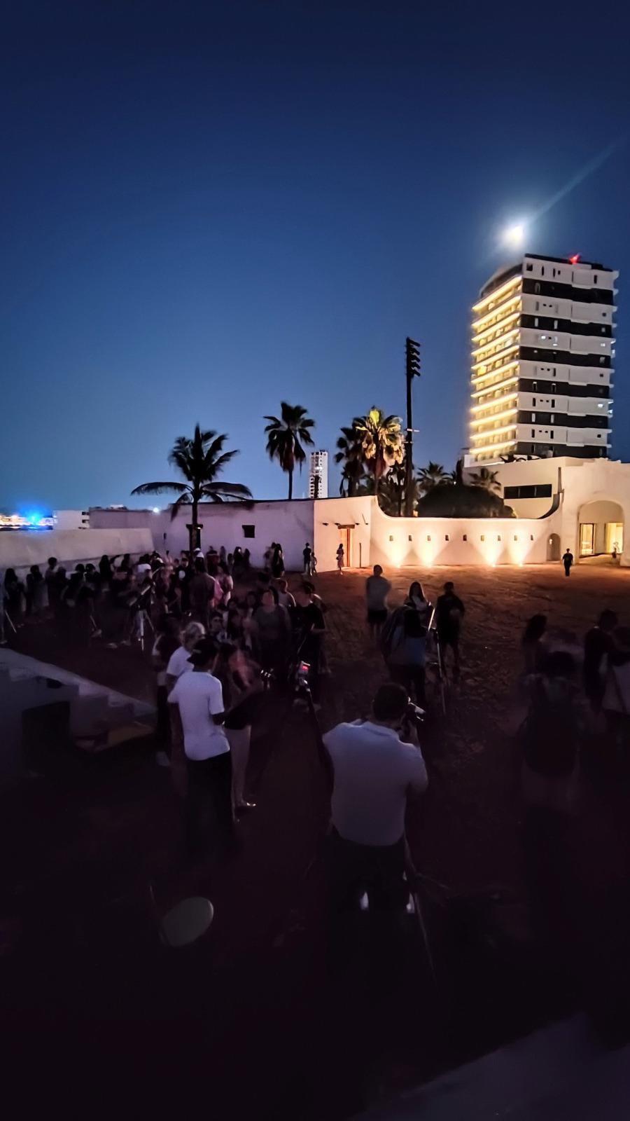 $!Cerca de 400 personas se suman a la Noche Internacional de Observación de la Luna en Mazatlán