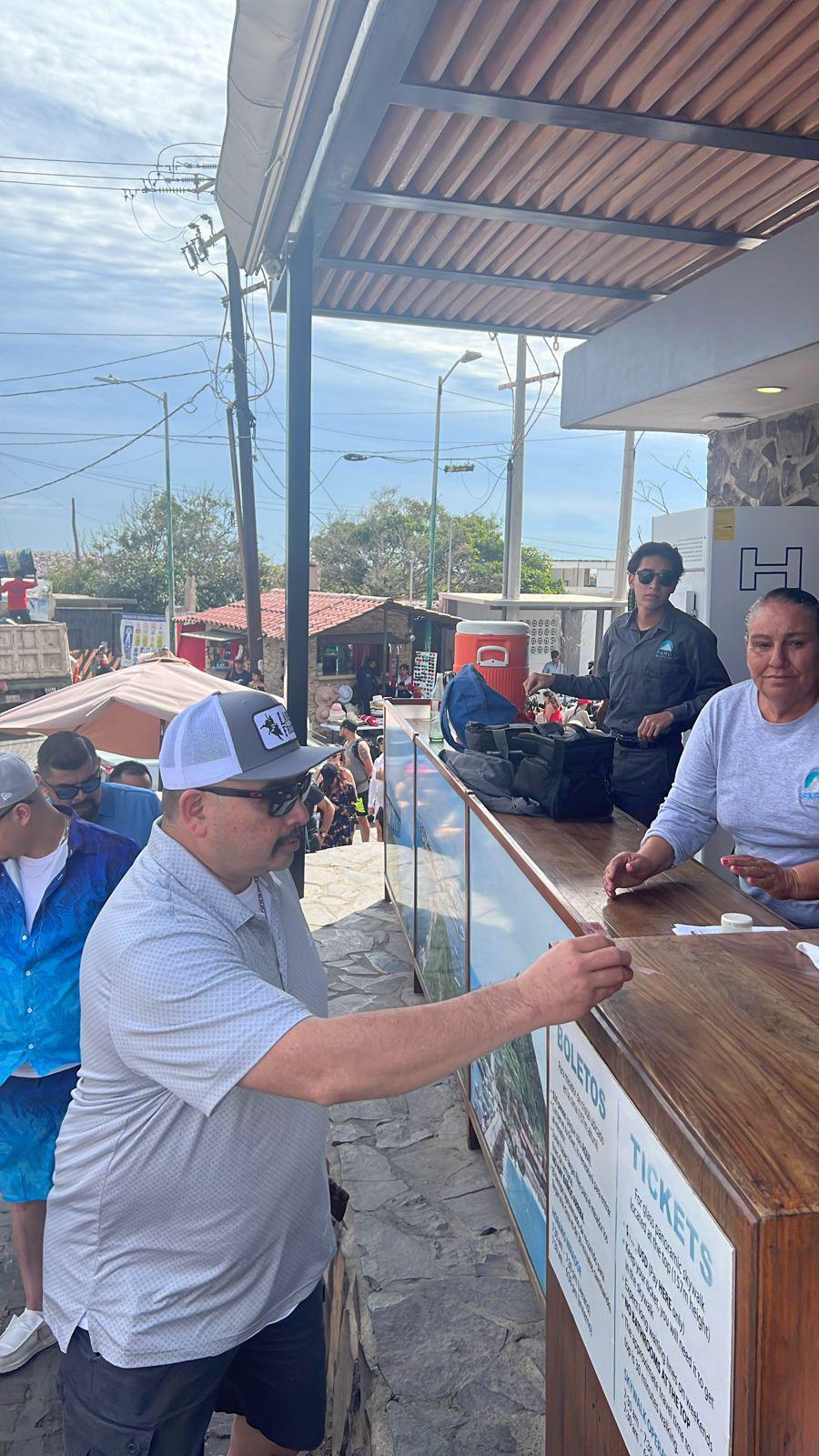 $!Abarrotan el Faro de Mazatlán; cientos hacen fila para subir los 334 escalones y llegar al Mirador de Cristal