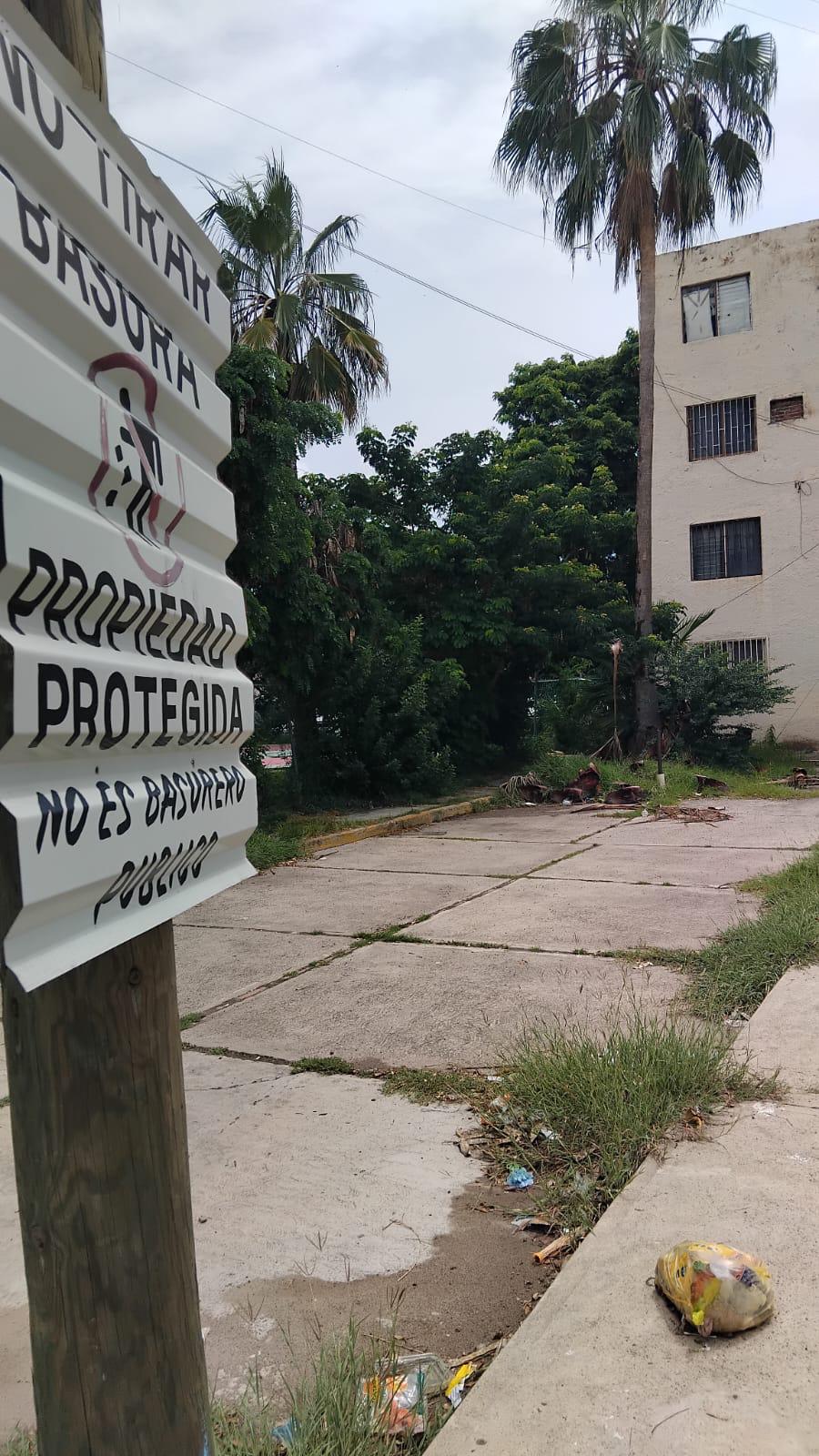 $!Entre basura y desechos, continúa la contaminación en el fraccionamiento El Toro, en Mazatlán