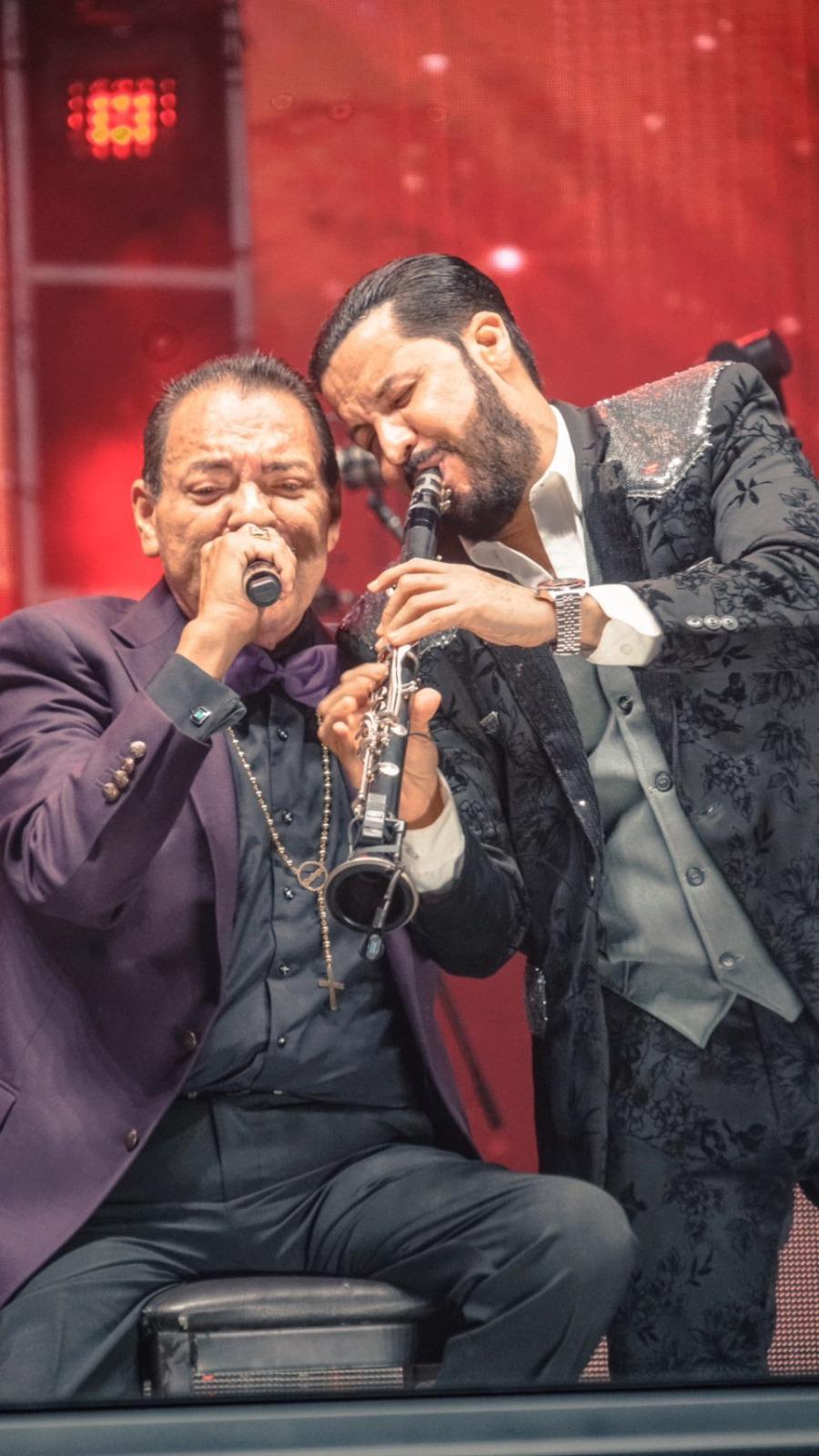 $!Julio Preciado, acompañando de la banda de la que mucho tiempo fue vocalista.