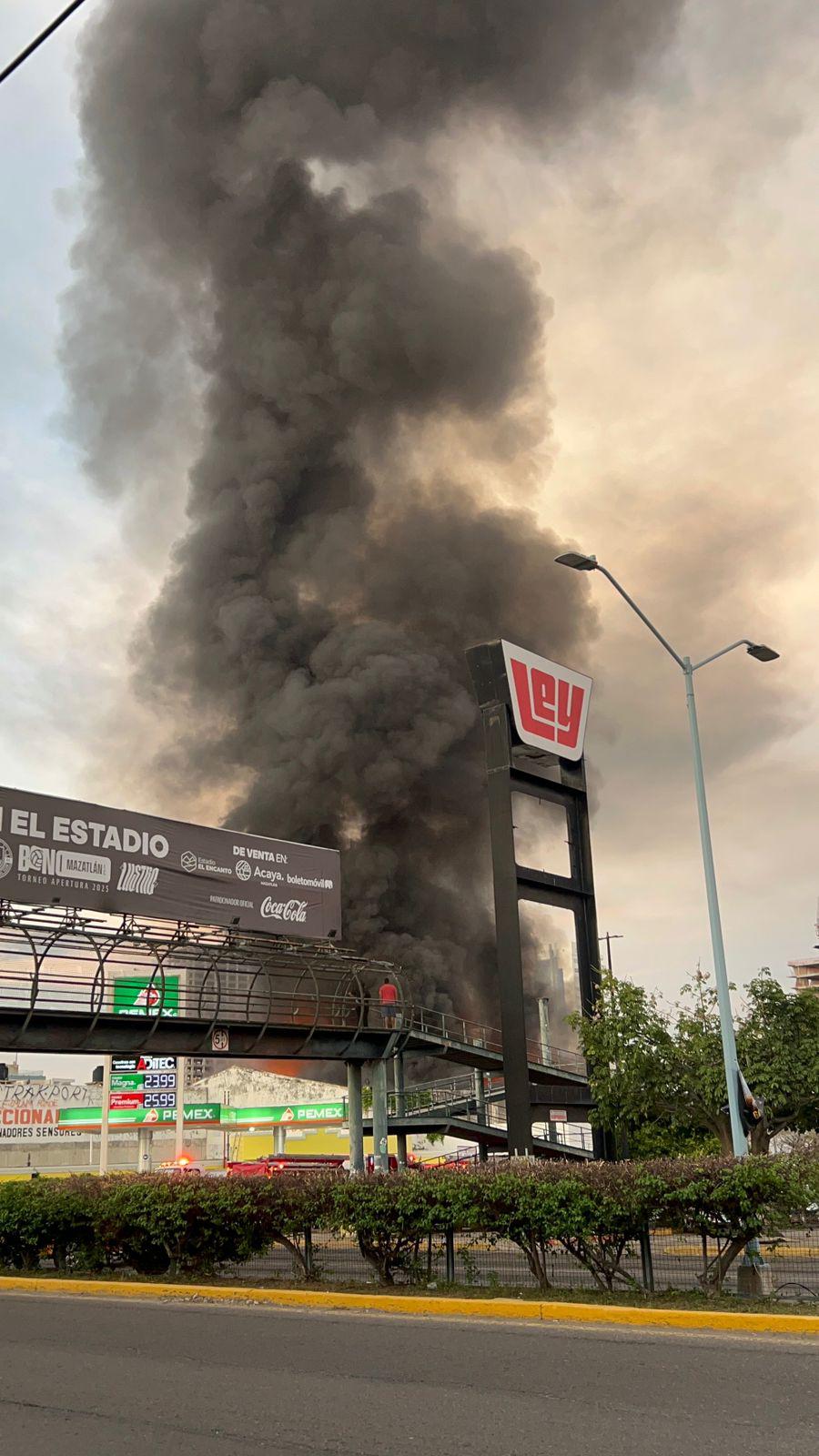 $!Incendio en local comercial de Palos Prietos moviliza a cuerpos de emergencia en Mazatlán