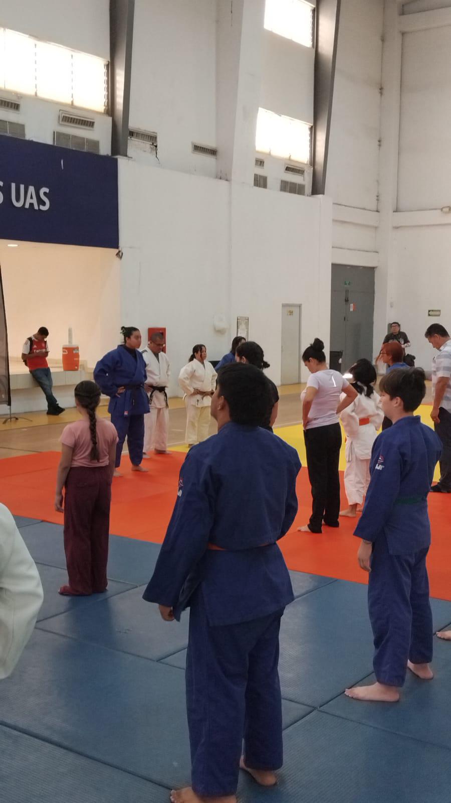 $!Mazatlán se suma al 8M con clase nacional de defensa personal para mujeres y niñas