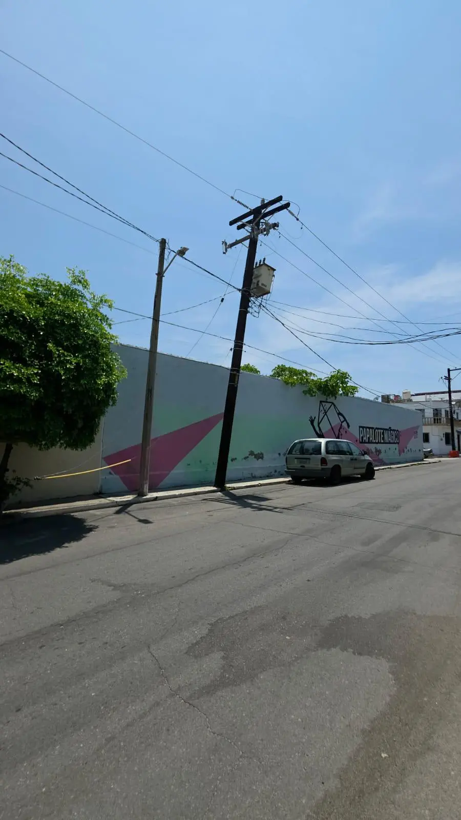 $!Vecinos del Centro de Mazatlán alertan por postes de luz inclinados