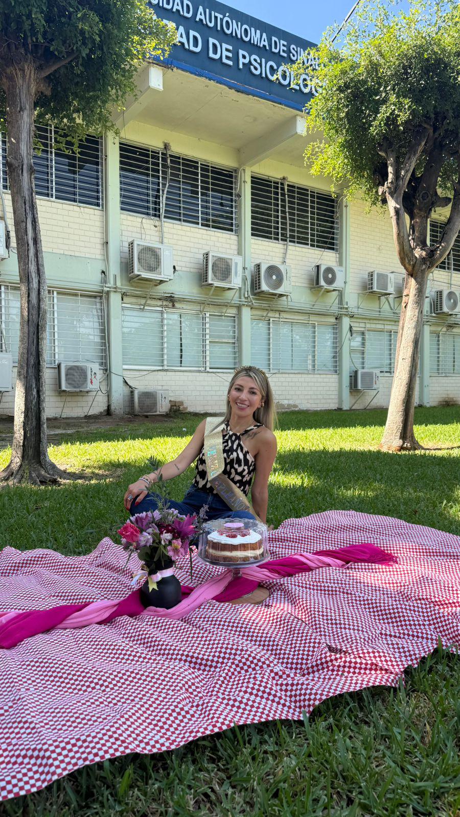 $!Flores y pastel en su cumpleaños.