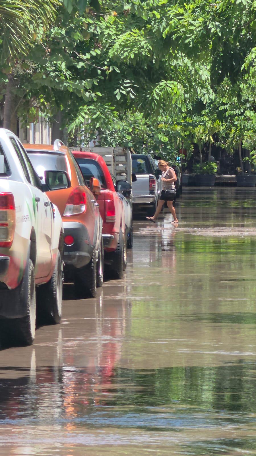 $!Una vez más las lluvias exhiben las deficiencias del drenaje en el Centro Histórico de Mazatlán