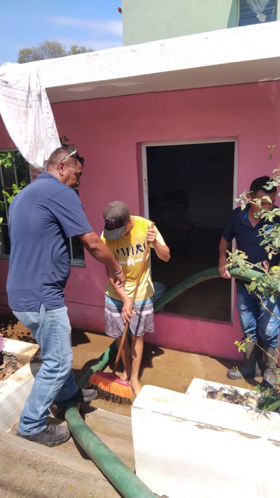 $!Tras las lluvias, vecinos sacan agua de casa inundada y ponen colchones al sol en Urías, en Mazatlán