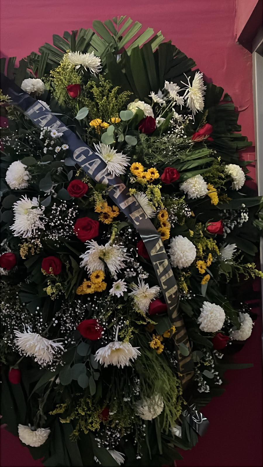 $!Dejan corona funeraria con mensaje dirigido a la Diputada Paola Gárate en su domicilio en Culiacán