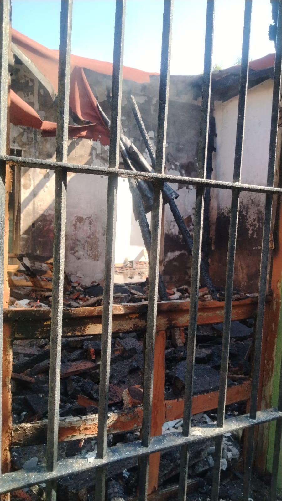 $!Exigen vecinos asegurar edificio abandonado tras incendio en el Centro de Mazatlán