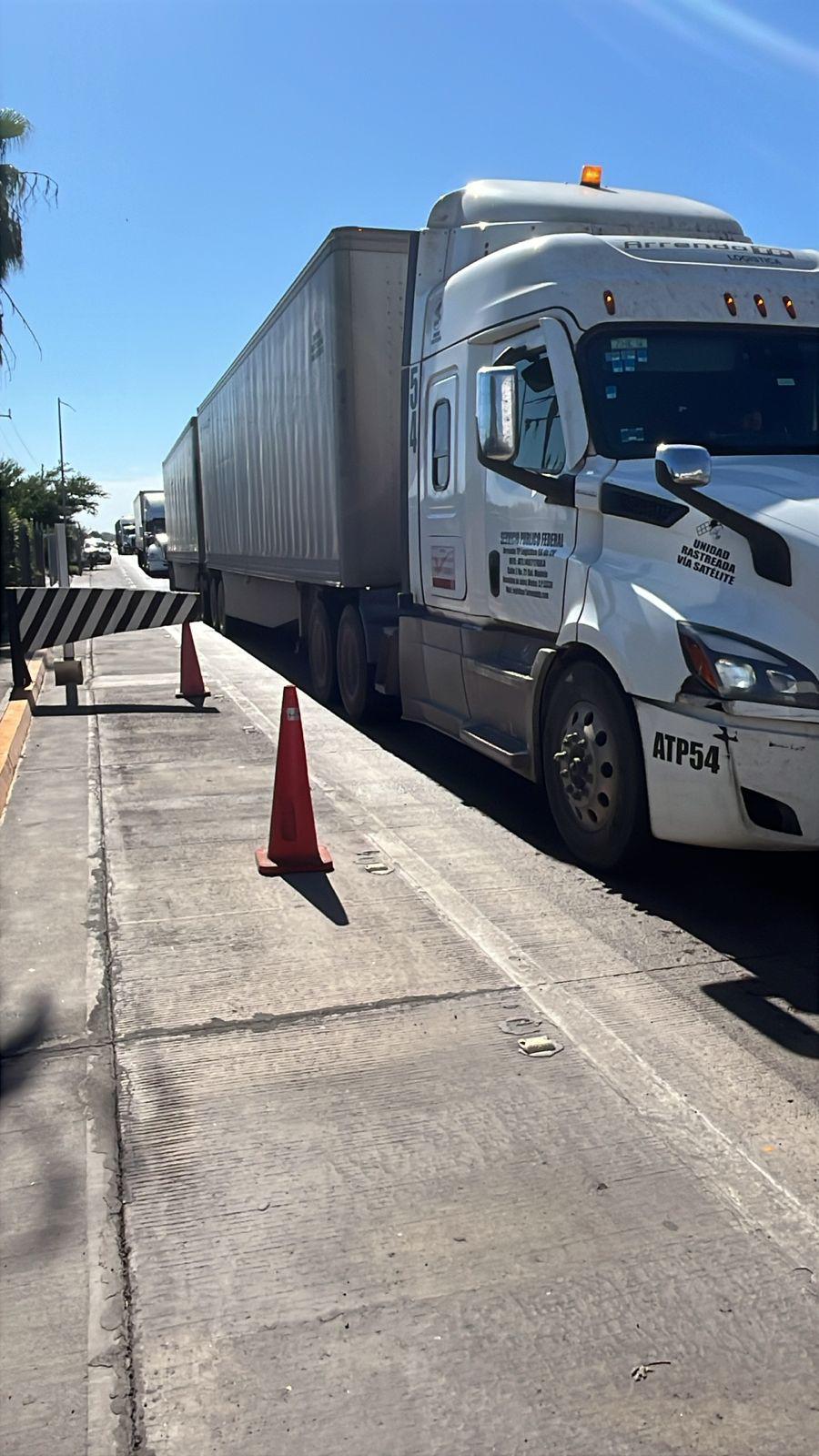 $!Productores toman la caseta de El Pisal, en Culiacán, y dejan pasar vehículos sin cobros, como parte del Paro Nacional