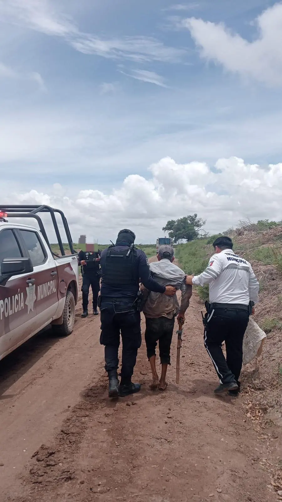 $!Rescatan con vida a un adulto mayor tras permanecer 48 horas atrapado en un dren de Ahome
