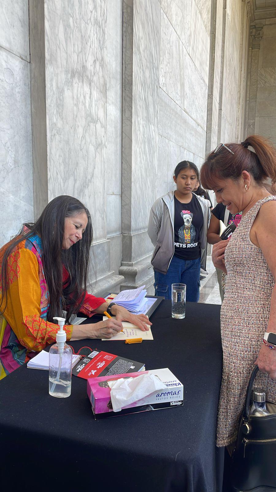 $!Al término de la premiación, la escritora firmó algunos ejemplares de sus libros a los lectores.