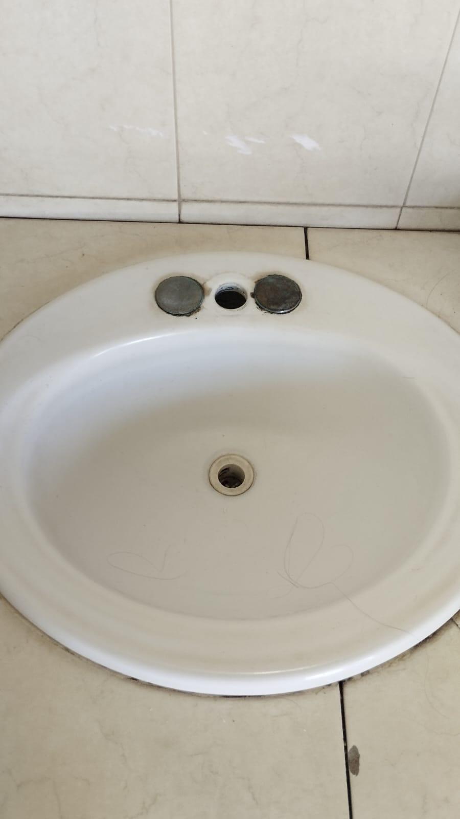 $!Ni agua ni papel higiénico tienen los baños de Psicología en la UAS, denuncian estudiantes