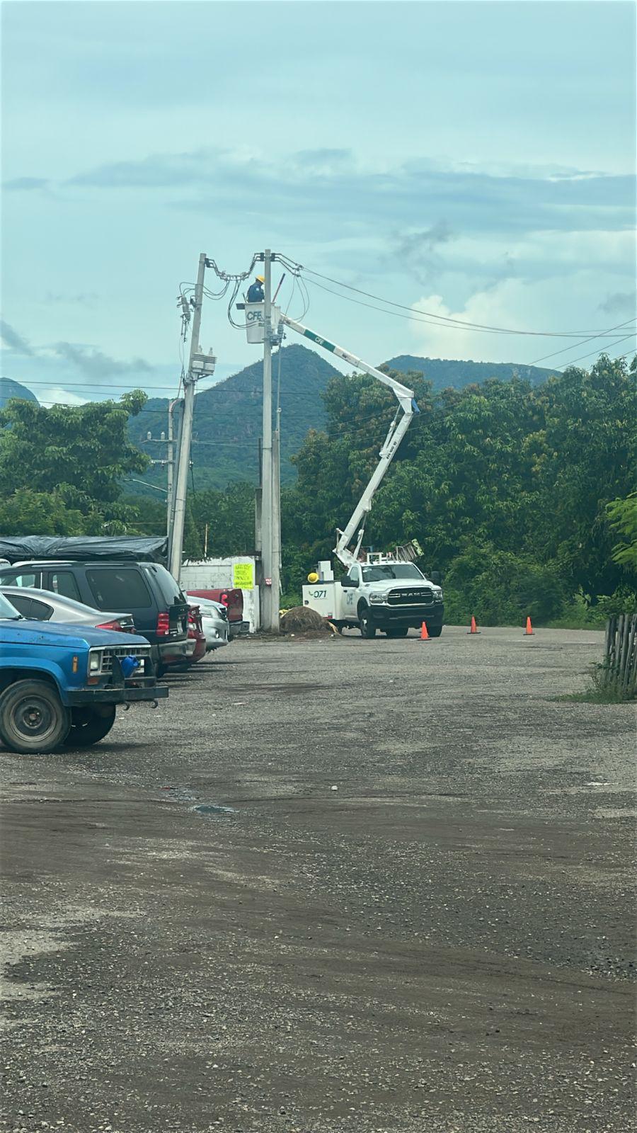 $!Cae rayo en poste y afecta suministro de electricidad de Hospital IMSS Bienestar de Escuinapa