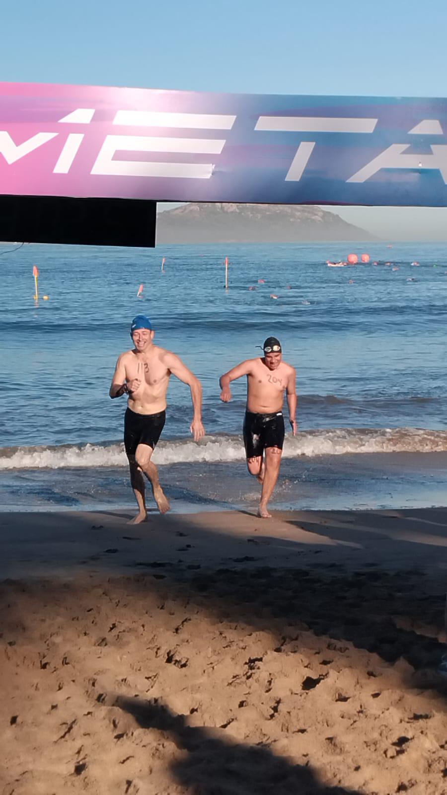 $!Mazatlán vibra con más de 100 nadadores en Playa Norte