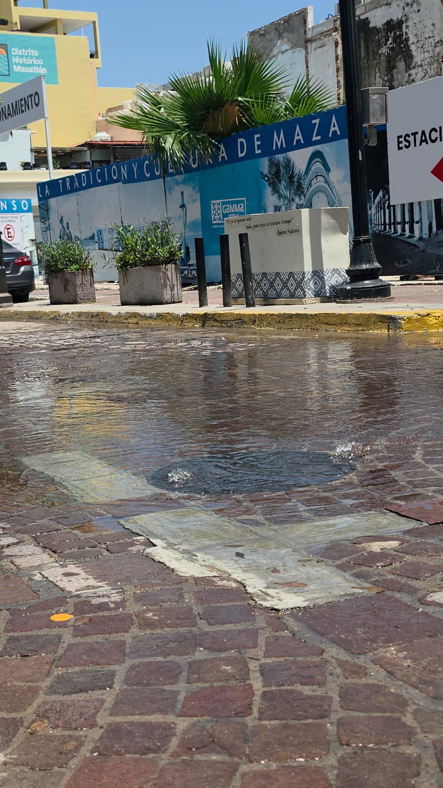 $!Una vez más las lluvias exhiben las deficiencias del drenaje en el Centro Histórico de Mazatlán