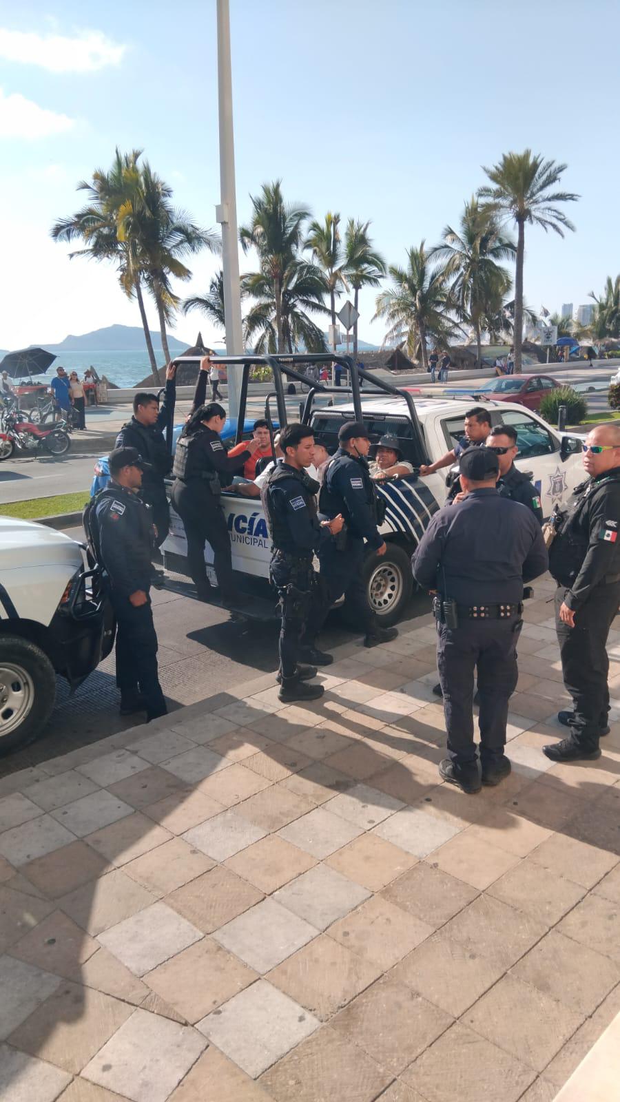 $!Riña entre huéspedes de un hotel del malecón de Mazatlán provoca detenidos y un guardia infartado