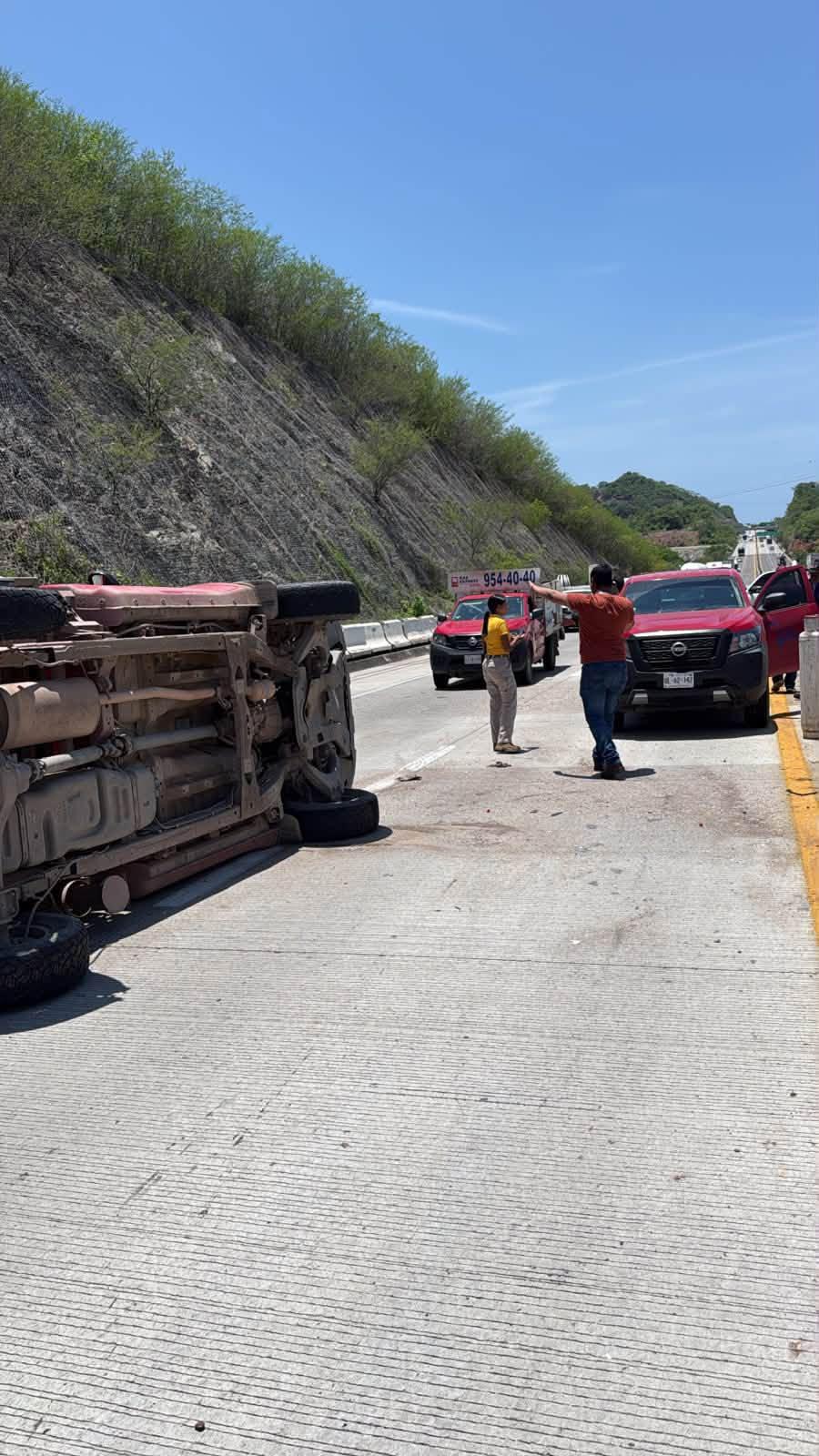 $!Vuelca camioneta repartidora de gas en libramiento Mazatlán-El Vainillo