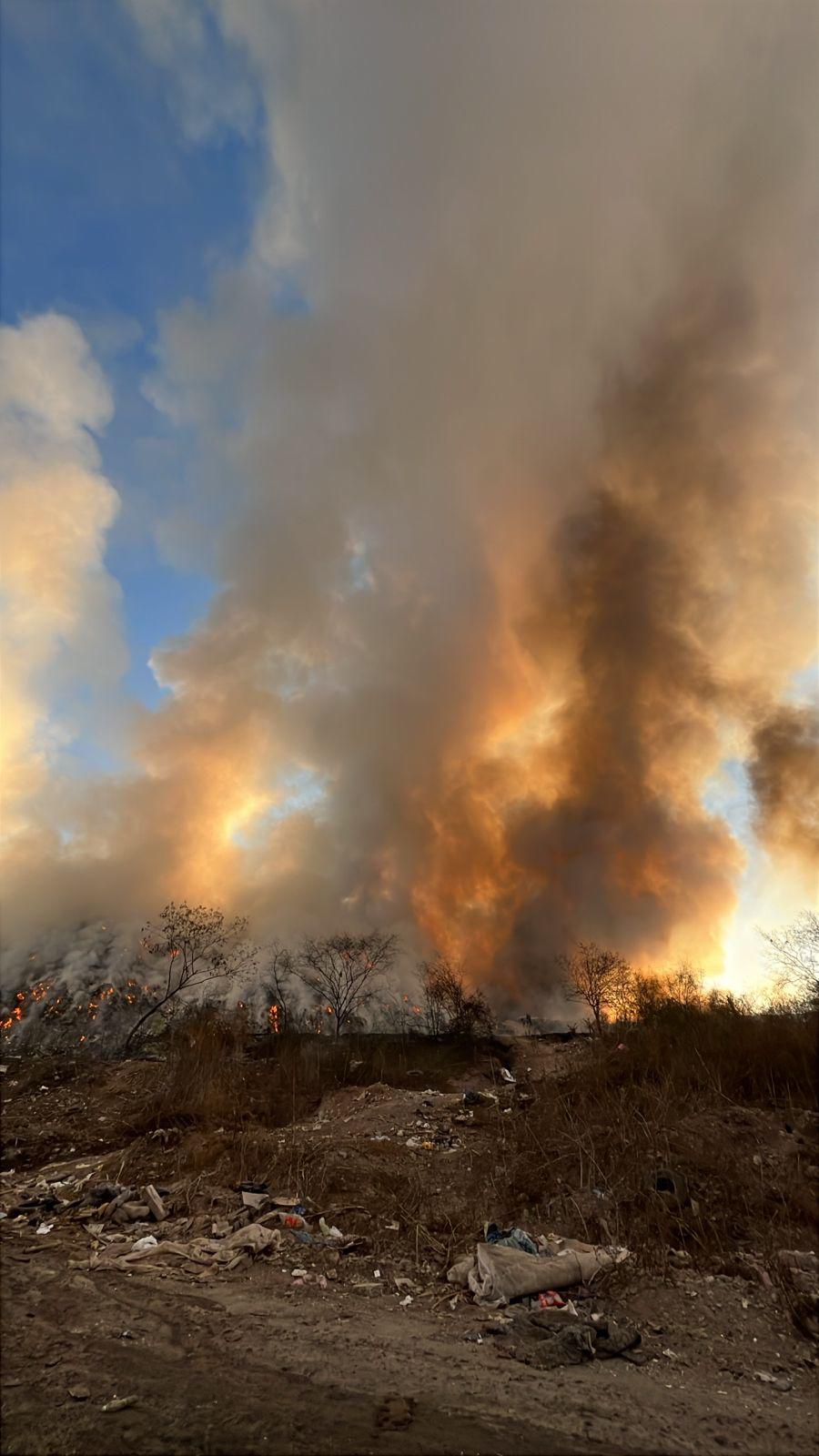 $!Incendio en basurón municipal de Culiacán se extiende desde medianoche