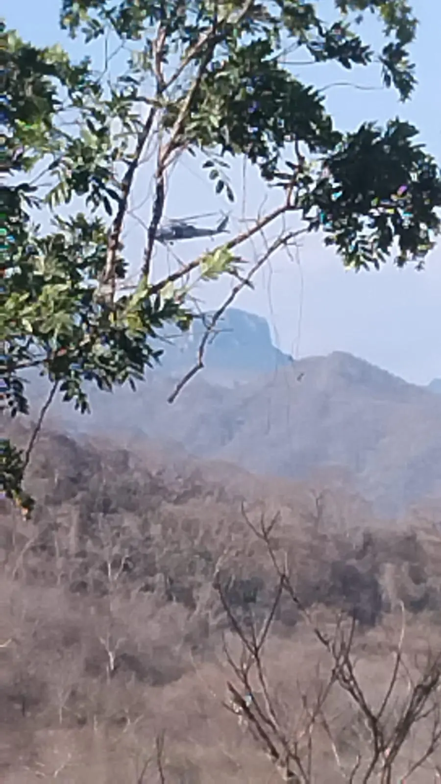 $!Con helicóptero de la Marina buscan a periodista extraviado cerca de mina de Rosario