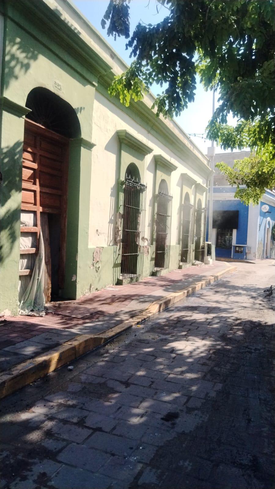 $!Exigen vecinos asegurar edificio abandonado tras incendio en el Centro de Mazatlán