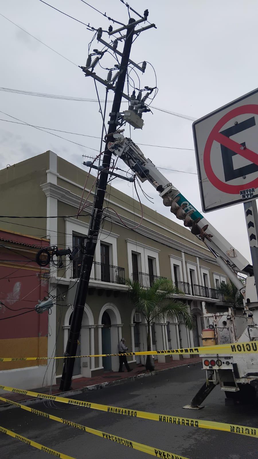 $!Mantienen cierre en la Belisario Domínguez por poste ladeado