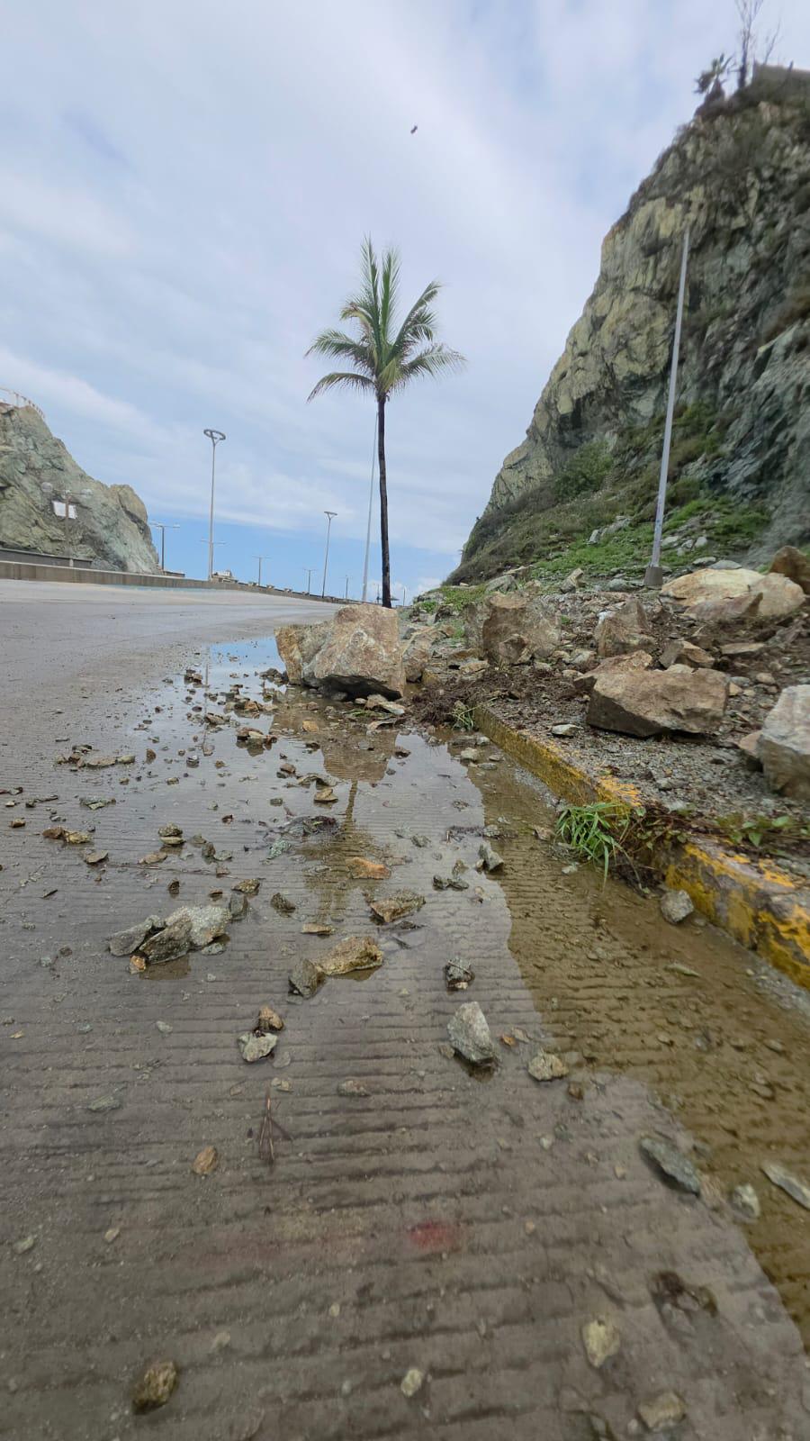 $!Fuerte lluvia provoca deslave en el Cerro de la Nevería, en Mazatlán, a la altura de la Cueva del Diablo