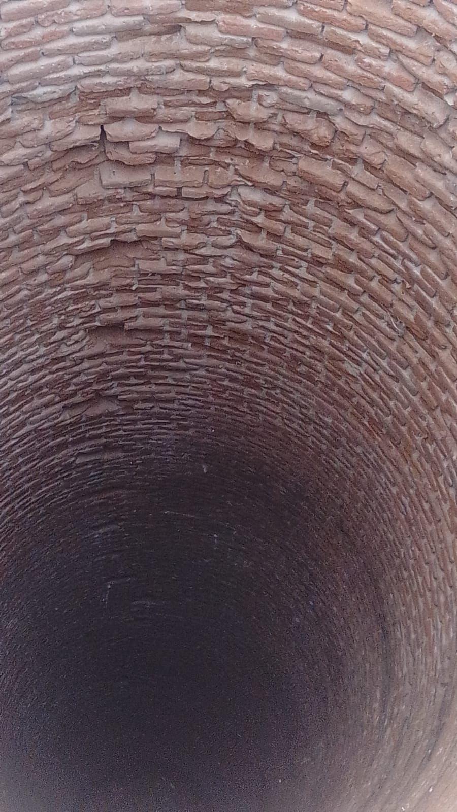 $!Interior de la noria donde fueron encontrados los restos humanos.