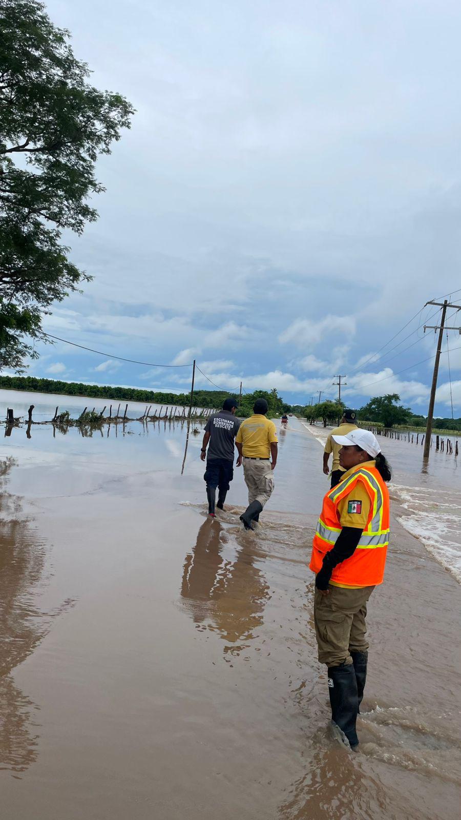 $!Desalojan universidad en Escuinapa ante crecida de arroyo