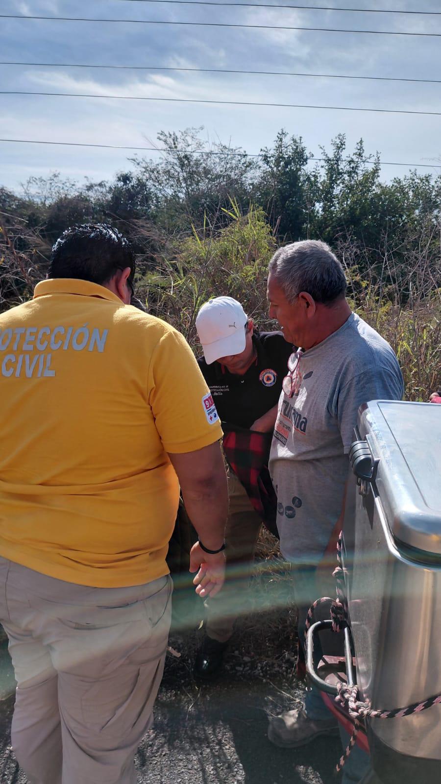 $!Hombre resulta lesionado tras volcadura en carretera Escuinapa-Teacapán