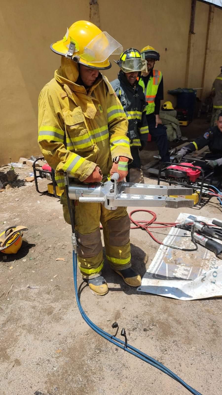 $!Personal de auxilio de Escuinapa se actualizan en el manejo de las ‘Quijadas de la Vida’