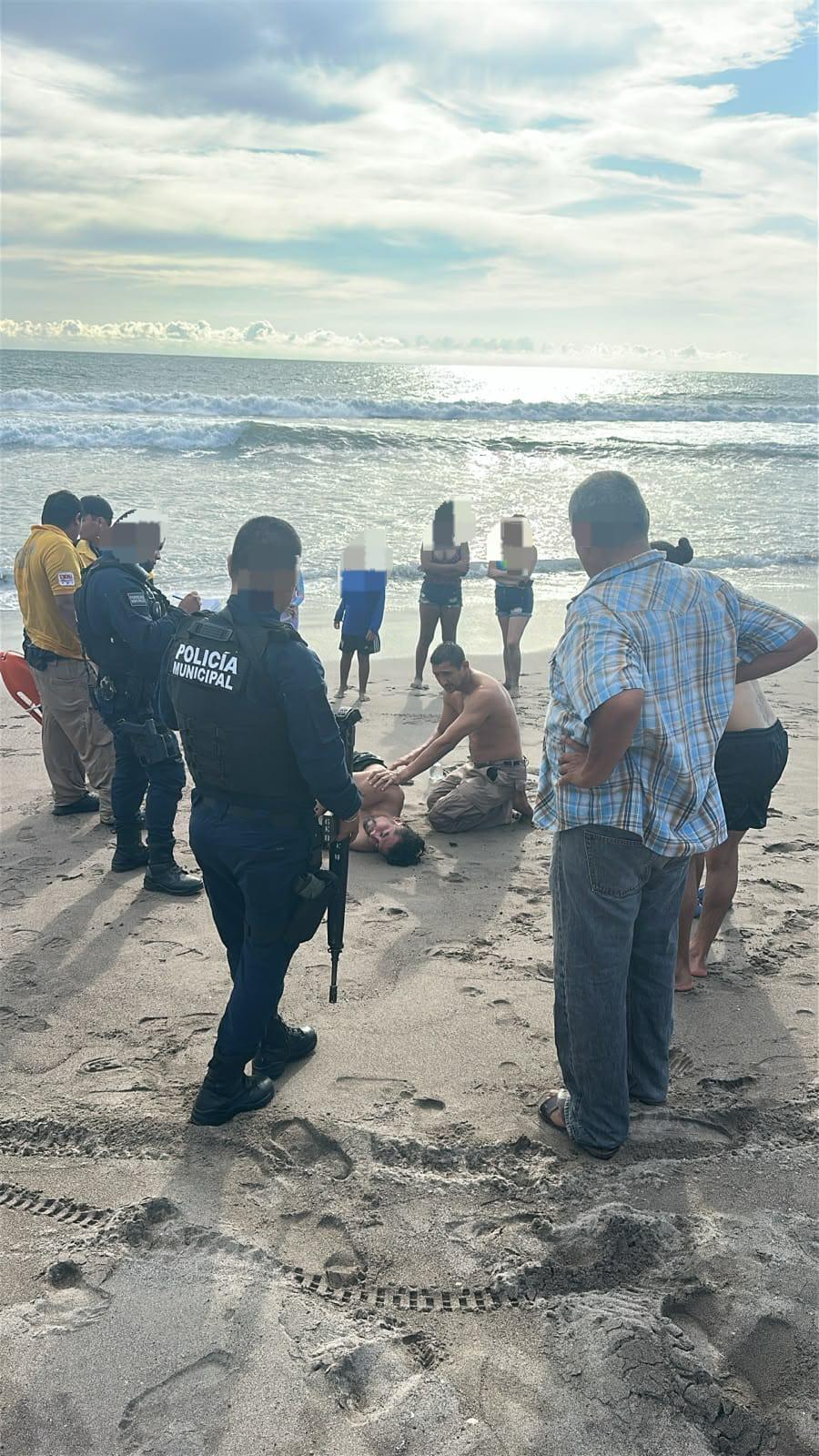 $!Rescatan a dos hombres del mar en Las Cabras, Escuinapa